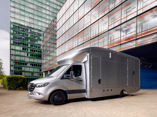 IT Forensik Truck vor dem Eingangsbereich der Saarlandhalle